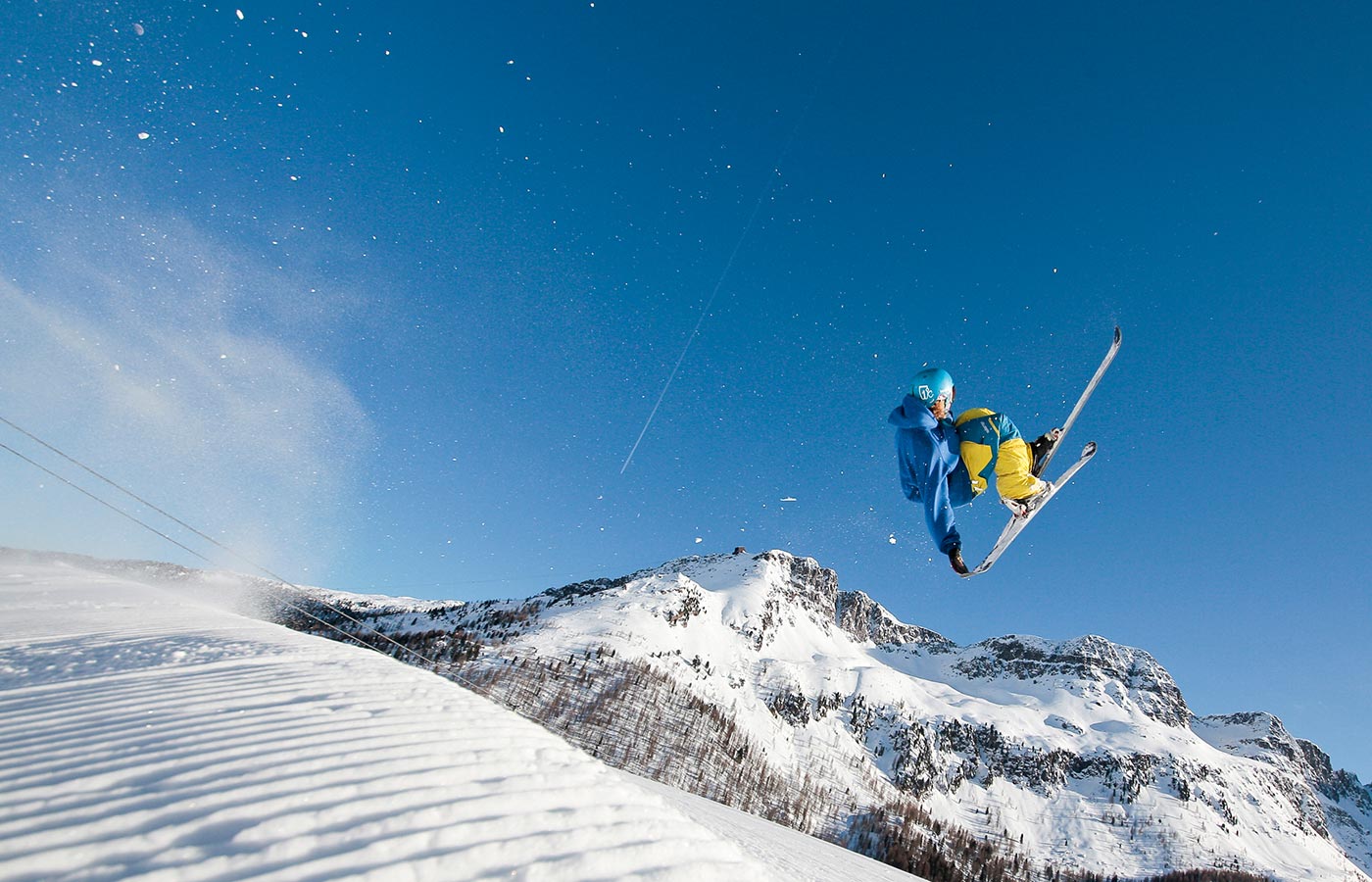 Skifahrer verbringt einen Tag im Schnee in Moena
