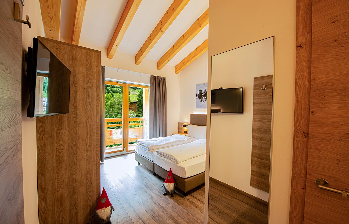 Zimmer mit Doppelbett für einen unvergesslichen Urlaub in Moena im Chalet Aster
