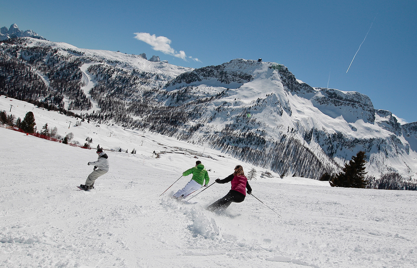 Sciatori in discesa sulle piste della Val di Fassa