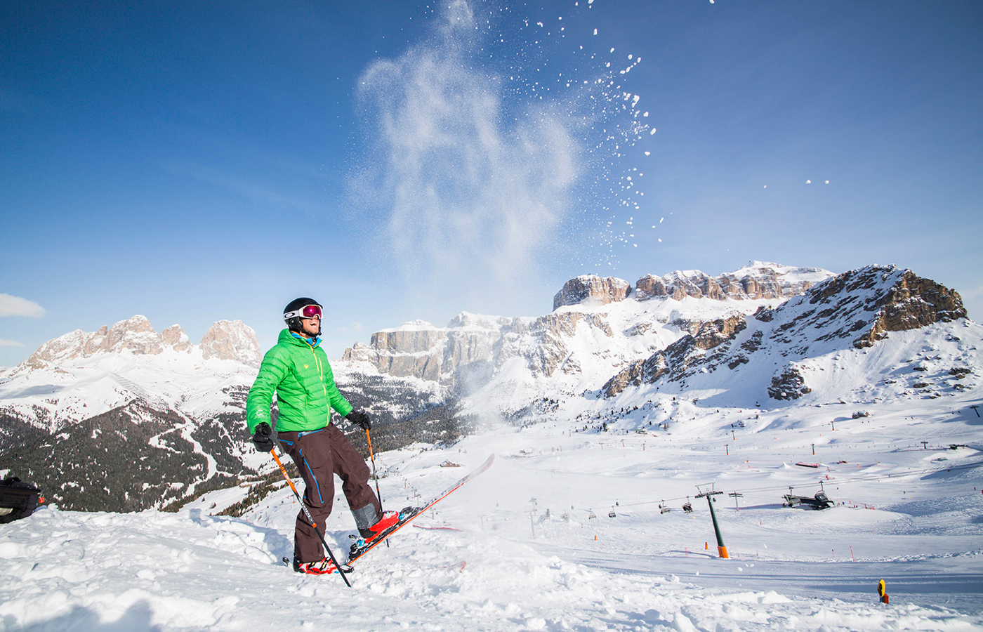 Skifahrer auf verschneitem Hang mit Dolomitenpanorama	