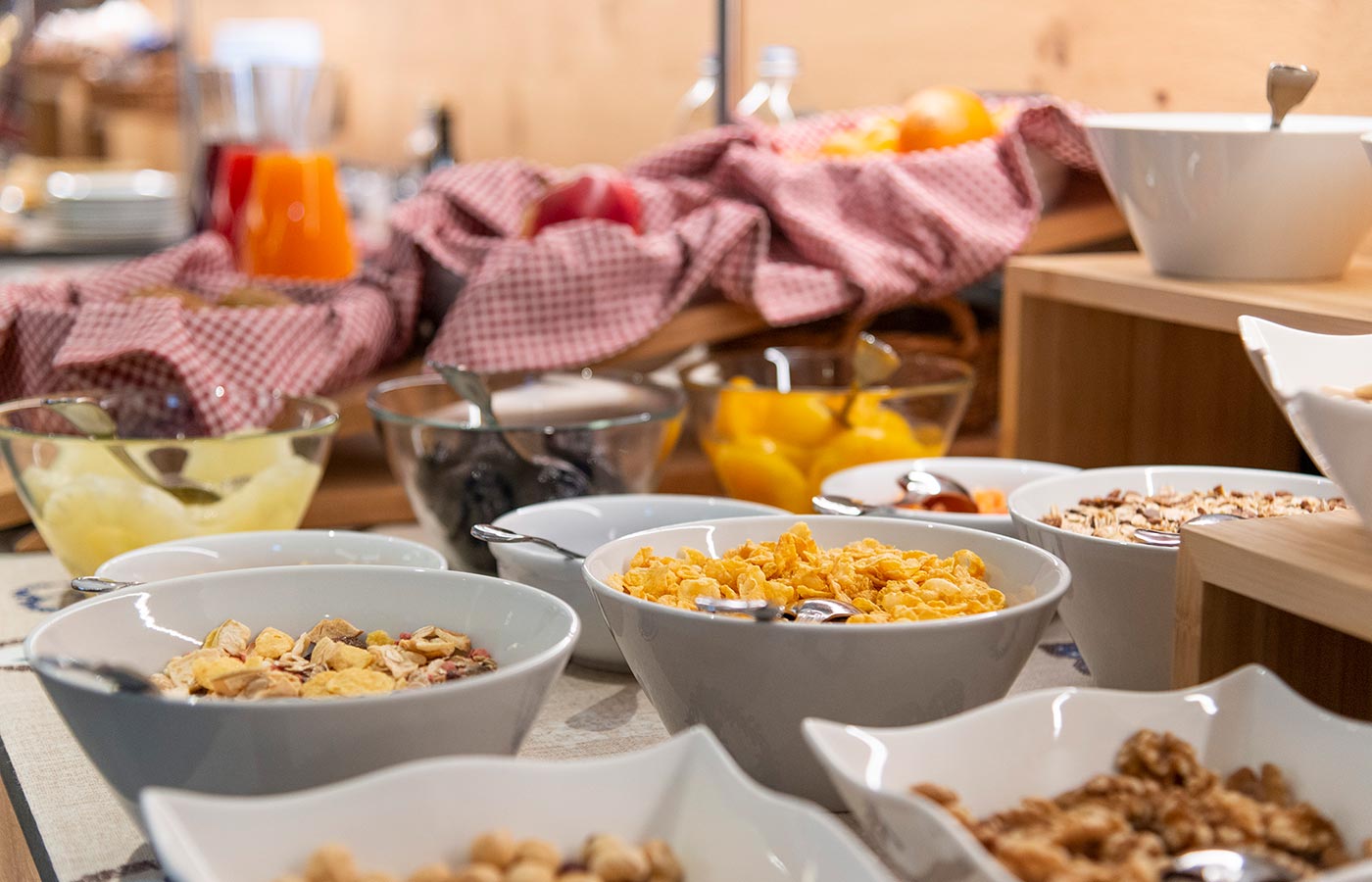 Frühstücksbuffet mit Müsli, Obst und frischen Produkten.