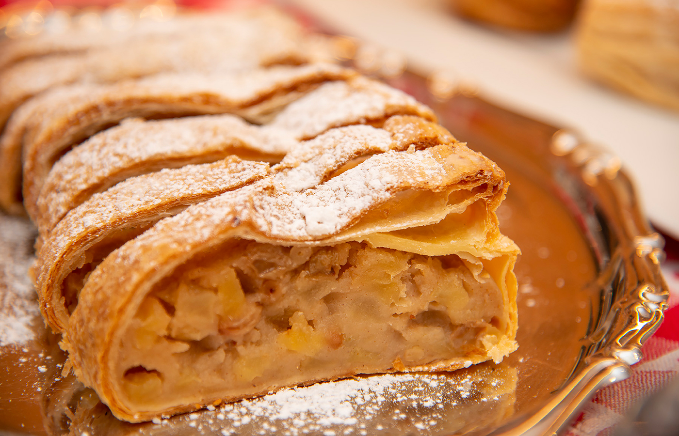 Hausgemachter Apfelstrudel mit Puderzucker bestäubt.