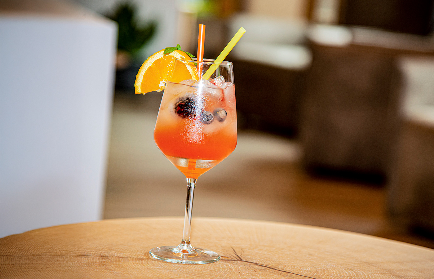 Fruchtcocktail im Weinglas mit Eis und Beeren.