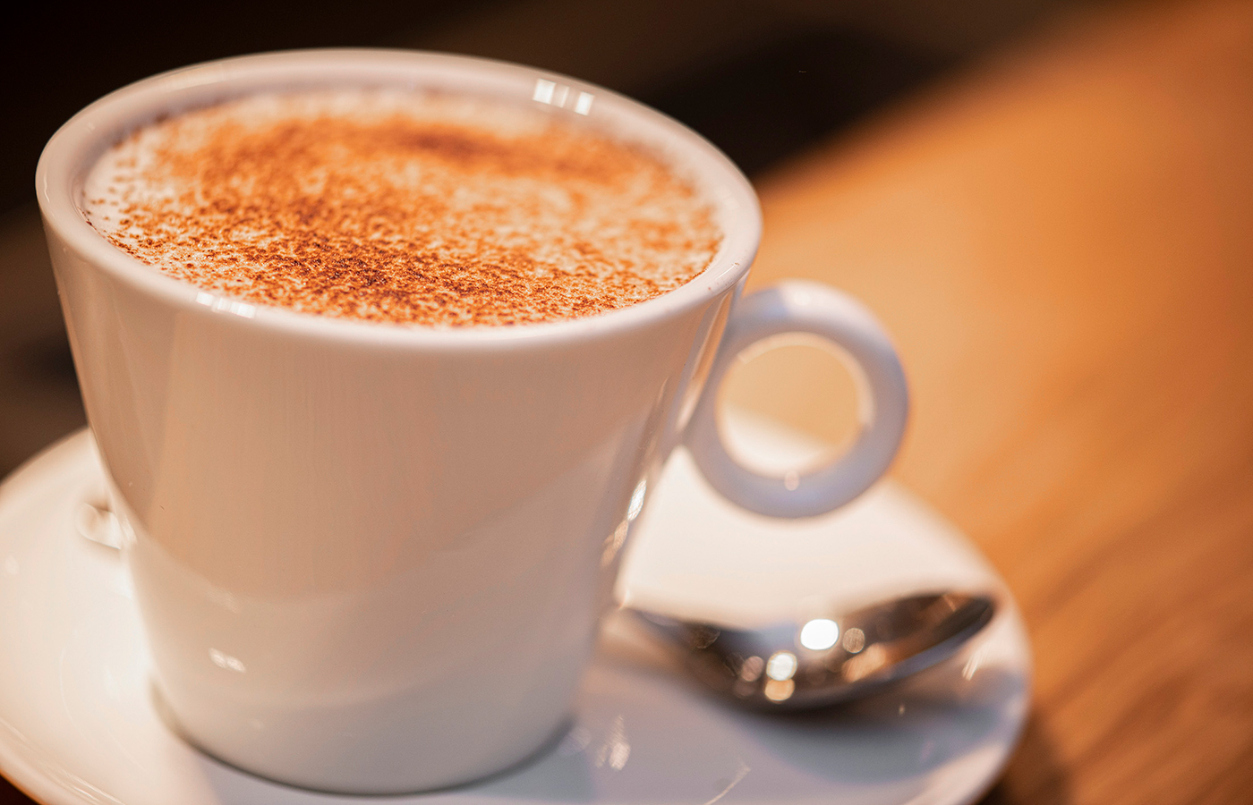 Tasse Cappuccino mit Kakaopulver bestäubt.
